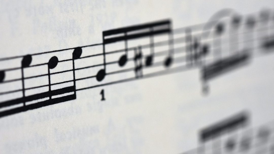 Página de partitura impressa em close, com as notas musicais bem visíveis.