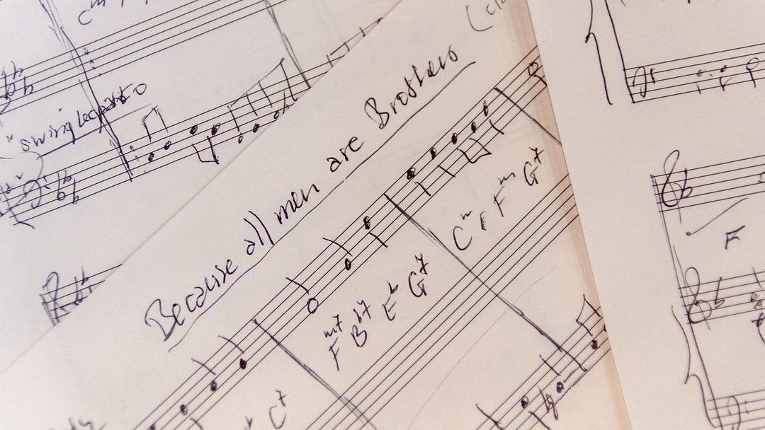 Manuscrito antigo de partitura com notação musical escrita à mão.