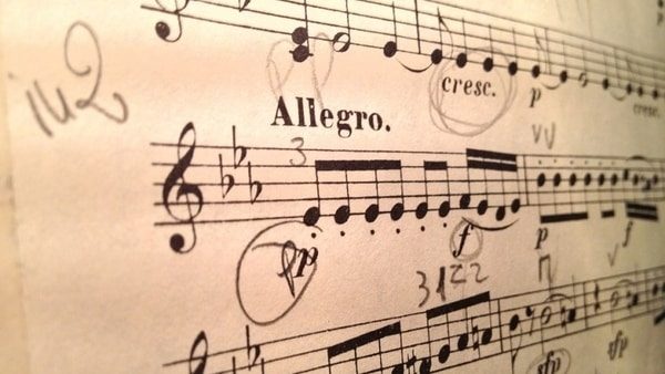 Partitura anotada com indicações de dinâmica e interpretação