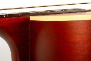 Cordas altas acima do braço de um violão