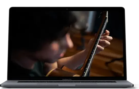 Aluno tocando violão durante o acompanhamento do curso