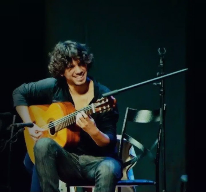 Luis Leite tocando violão no palco