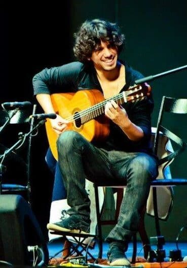 Luis Leite tocando violão em apresentação