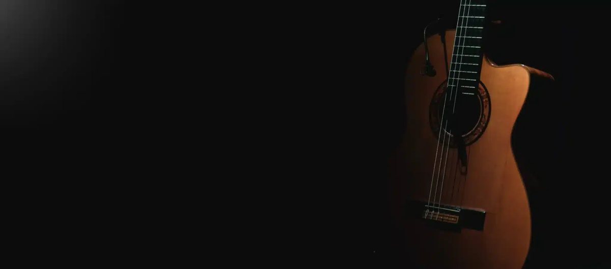 Luis Leite tocando violão