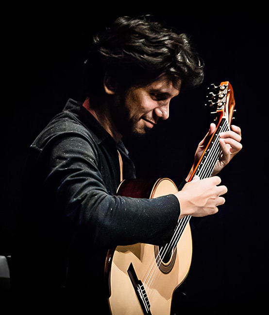 Luis Leite tocando violão
